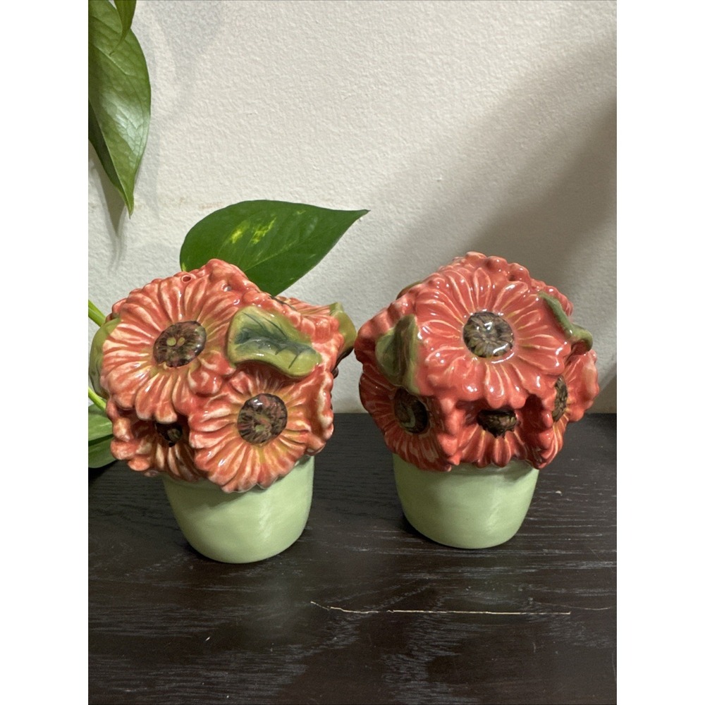 A bouquet of Flower -  Salt And Pepper Shakers.‎ One Tiny Chip On One Of Them.